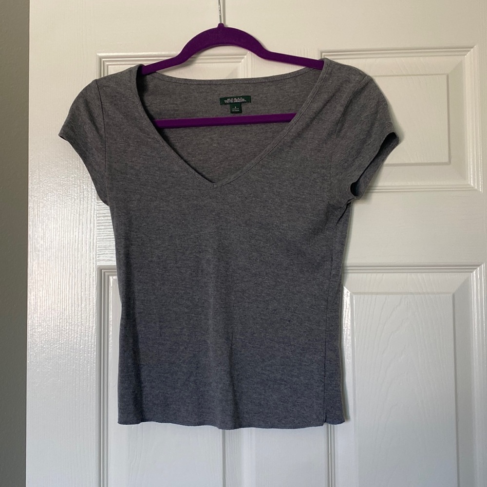 only worn once🚨cute, cropped, v-neck t shirt! Can wear casually or dress up!